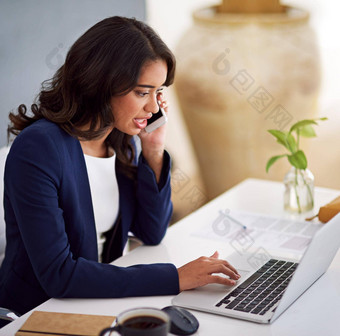 清算客户端年轻的女商人手机工作移动PC