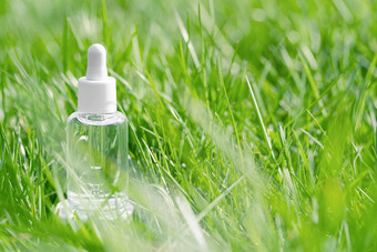 透明的玻璃瓶血清至关重要的石油反老化胶原蛋白化妆品美产品绿色草场自然有机化妆品
