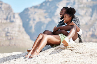 海滩黑色的夫妇快乐女人男人。岩石南非洲山背景夏天假期旅行微笑放松人享受视图自然安全信任安全爱债券