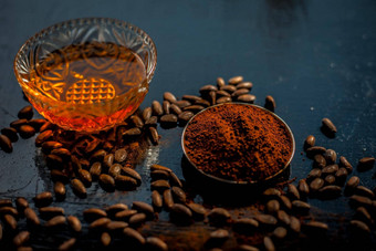 咖啡脸面具抗衰老黑色的彩色的木表面组成咖啡豆子蜂蜜