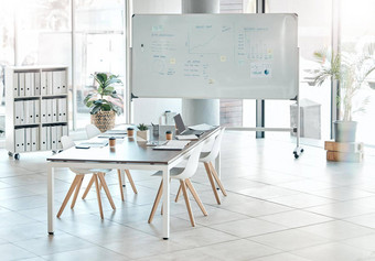董事会会议空会议房间白板椅子表格室内现代有创意的办公室空间市场营销数据图表业务演讲讨论简报