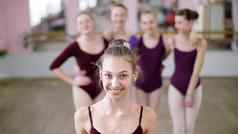 肖像年轻的女孩芭蕾舞舞者淡紫色芭蕾舞紧身连衣裤微笑发送空气吻优雅的执行芭蕾舞数字