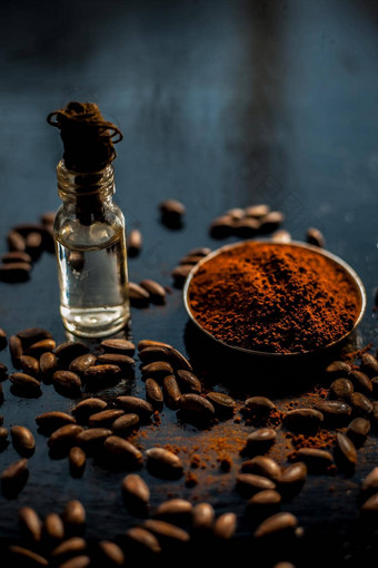 咖啡脸面具抗衰老黑色的<strong>彩</strong>色的木表面组成咖啡豆子生有机椰子石油小小玻璃瓶