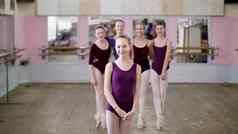 肖像年轻的女孩芭蕾舞舞者淡紫色芭蕾舞紧身连衣裤微笑发送空气吻优雅的执行芭蕾舞数字