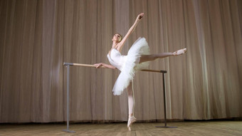 芭蕾舞彩排剧院大厅年轻的芭蕾舞女演员白色芭蕾舞裙子图图订婚了芭蕾舞执行优雅芭蕾舞锻炼的态度阿尔隆站巴利