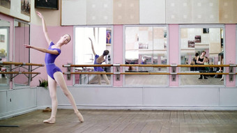 跳舞大厅年轻的芭蕾舞女演员紫色的紧身连衣裤执行之旅辰讷尖端鞋子移动转优雅镜子芭蕾舞类