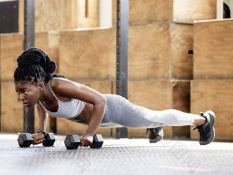 健身培训健身房锻炼体育黑色的女人肯尼亚动机焦点非洲女体育运动锻炼权重<strong>板材</strong>构成有氧运动健康健康工作室