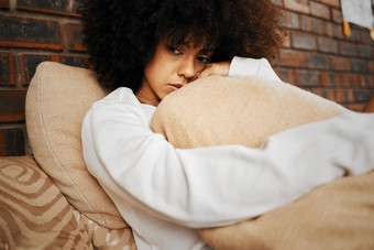 伤心抑郁孤独的黑色的女人精神健康问题拥抱枕头首页肖像非洲非洲式发型女抑郁症压力焦虑感觉不开心生活房子
