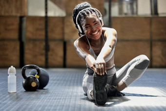 肖像女人伸展运动<strong>音乐</strong>健身房音频播客锻炼动机快乐健身<strong>培训</strong>地板上健康俱乐部非洲运动员体育人锻炼