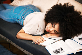 教育学习睡觉累了疲惫过度劳累女人学生研究沙发首页倦怠疲惫女学习者房子研究学习