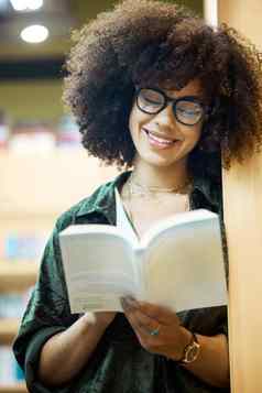 图书馆书教育女人学生阅读书店大学大学校园研究奖学金学习考试测试知识增长发展