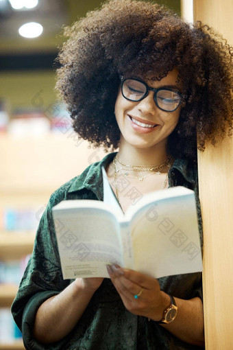 图书馆书教育女人学生阅读书店<strong>大学大学</strong>校园研究奖学金学习考试测试知识增长发展