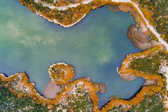 在桶中湖秋天空中照片拍摄无人机