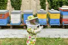 养蜂人孩子养蜂场保护西装