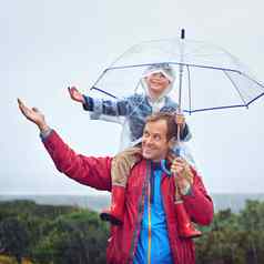 抓雨父亲携带儿子肩膀雨