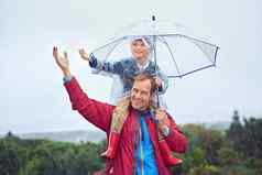 他们感觉冬天天气父亲携带儿子肩膀雨