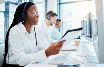 联系客户支持快乐调用中心顾问工作办公室微笑帮助客户年轻的专业女享受提供好在线虚拟服务建议