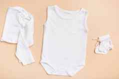 白色婴儿紧身衣裤模型标志文本设计米色背景衣服前视图