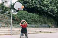 残疾男人。玩篮球