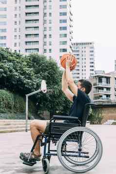 禁用男人。轮椅扔球篮子