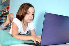 女孩学生在线学习类研究在线视频调用变焦老师