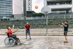 男人。轮椅玩篮球朋友