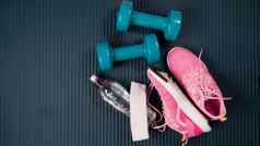 健身房锻炼工具包哑铃运动鞋瓶水毛巾迷