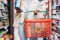 杂货店购物零售黑色的女人电话商店商店超市女孩购买食品杂货采购产品食物市场出口发短信移动智能手机