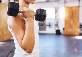 培训健康举重女人锻炼哑铃健身房健身中心年轻的运动员加入健身房会员开始物理健康旅程肌肉物理身体目标