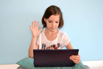 女孩学生在线学习类研究在线视频调用变焦老师