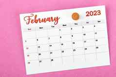 2月每月日历木推销粉红色的背景