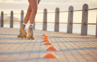 女人辊滑冰健身视锥细胞户外散步海滩夏天女孩练习滑冰<strong>技能培训</strong>体育活动自然海洋
