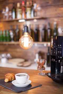 现代咖啡机杯esoresso咖啡木计数器酒吧