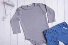 灰色婴儿t恤前视图模型标志文本设计木背景平躺孩子衣服衣服