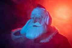 圣诞老人老人听音乐耳机聚会，派对蓝色的红色的霓虹灯光烟