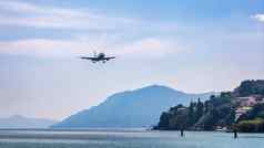 着陆飞机景观乘客飞机飞行蓝色的天空云乘客客机业务旅行商业飞机乘客飞机飞行准备好了土地