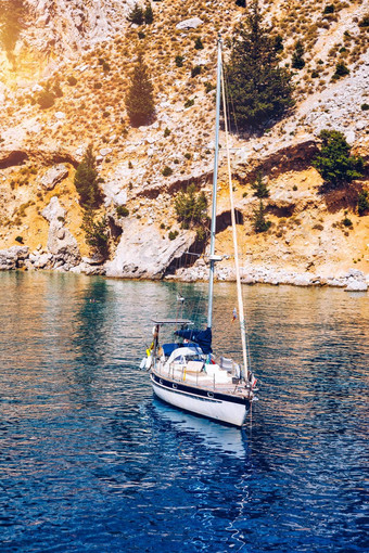 游艇锚定水晶清晰的绿松石水前面热带岛替代生活方式生活船视图游艇锚绿松石水显示奢侈品财富