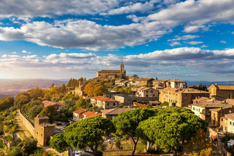 视图红葡萄酒小镇托斯卡纳意大利红葡萄酒小镇需要各种橡木树覆盖地形视图中世纪的意大利小镇红葡萄酒托斯卡纳