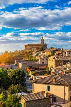 视图红葡萄酒小镇托斯卡纳意大利红葡萄酒小镇需要各种橡木树覆盖地形视图中世纪的意大利小镇红葡萄酒托斯卡纳