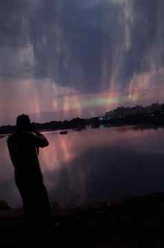 日出时间拍摄山云幻想颜色轮廓年轻的男孩