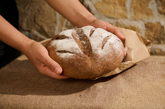 新鲜的烤自制的粮食黑麦<strong>面包</strong>手家庭主妇贝克表格粗麻布桌布