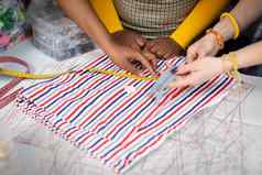 服装设计师测量裁缝织物裁缝表格