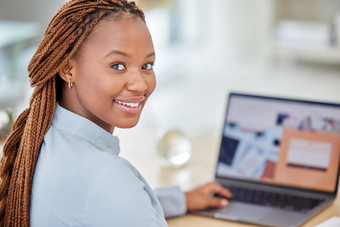 黑色的女人设计师经理移动PC规划工作业务电子邮件seo研究联系网站肖像非洲员工工作在线网站标志设计