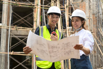 团队专家民事工程师检查工业建筑建设网站