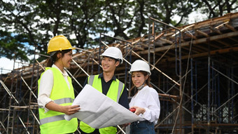 <strong>团队专家</strong>民事工程师检查工业建筑建设网站