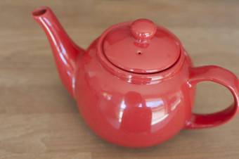红色的陶瓷茶壶