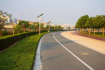 慢跑骑自行车跟踪warqa公园迪拜阿联酋早期早....灯帖子动力太阳能面板图片在户外