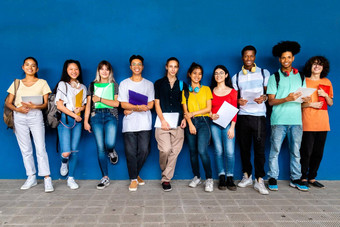 集团多民族的十几岁的高学校<strong>学生</strong>相机站蓝色的背景回来学校