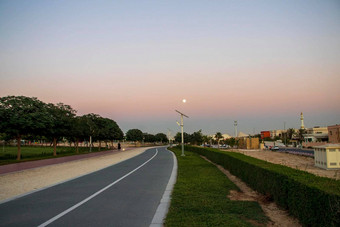 慢跑骑自行车跟踪warqa公园迪拜阿联酋晚上灯帖子动力太阳能面板图片在户外
