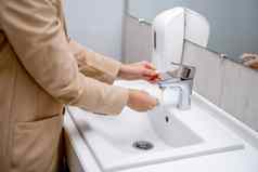 女人洗手运行利用水公共厕所。。。